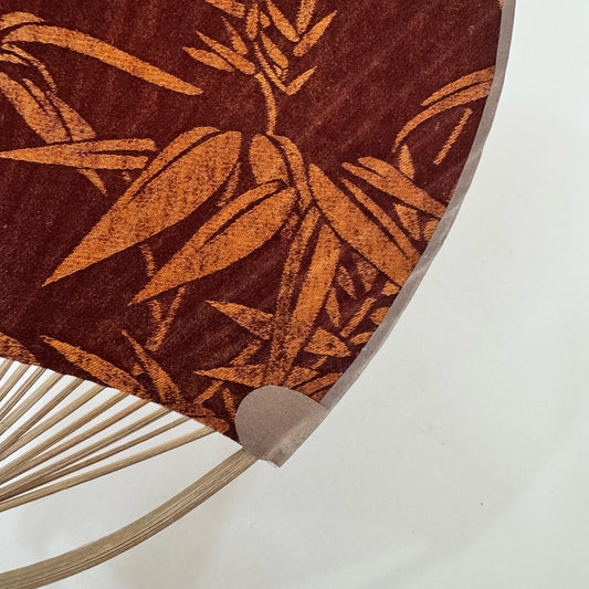 Details of a Japanese round fan. The fan is made of Xiangyunsha silk and has bamboo leaf patterns.
