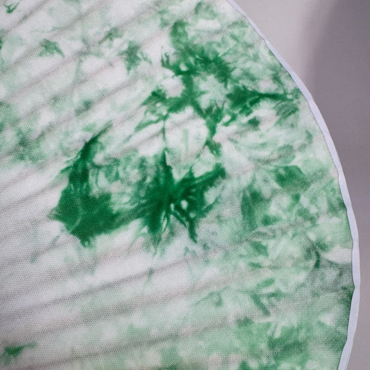 Details of a Japanese round fan with ice flower green tie-dye print.